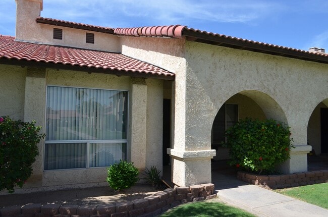 Building Photo - Two Bedroom Townhome Centrally Located in Yuma.