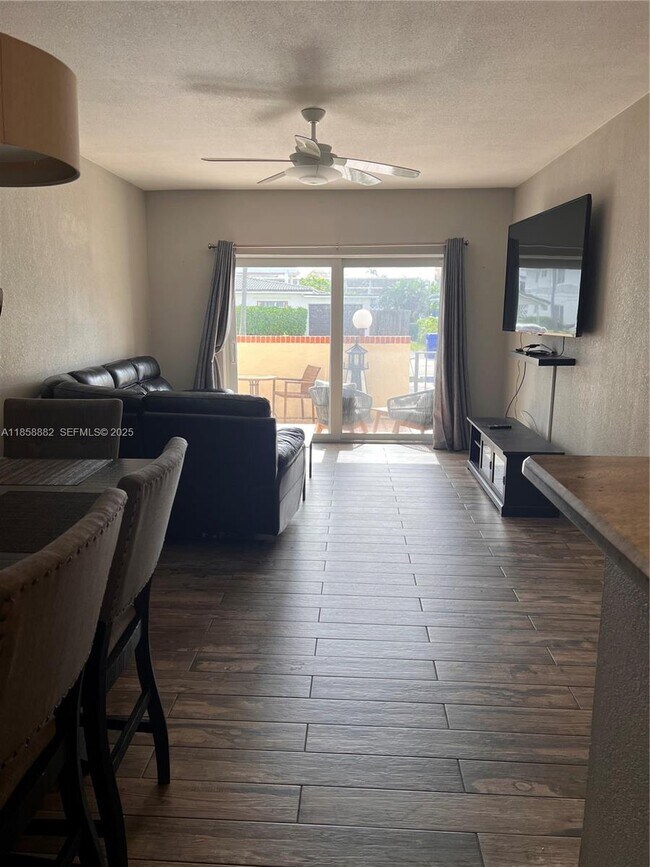 Building Photo - 400 N Riverside Dr