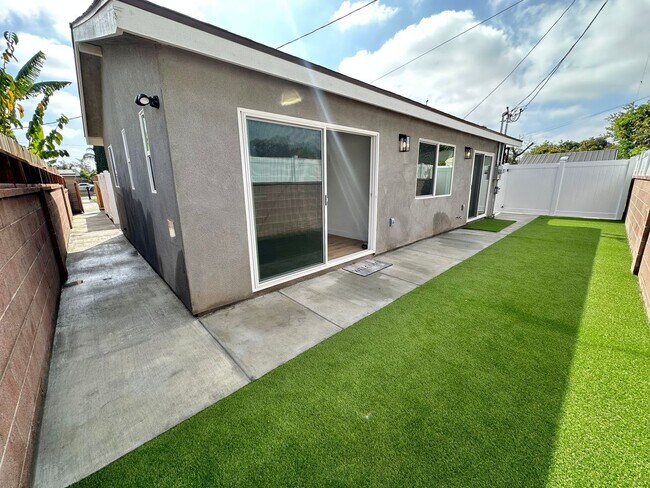 Building Photo - Stylishly Remodeled 2BD/1.5BA with Private Yard & In-Unit Laundry
