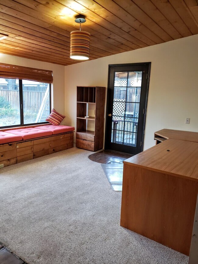 Building Photo - Mostly Furnished Bishop home with large li...