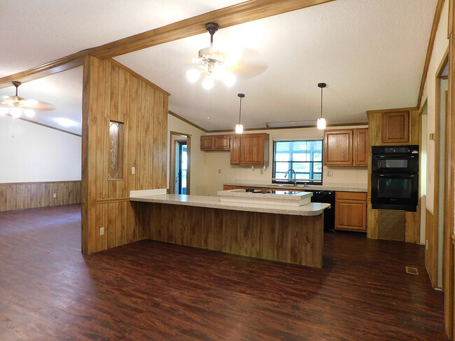 Building Photo - 20742 Meadowbrook Dr