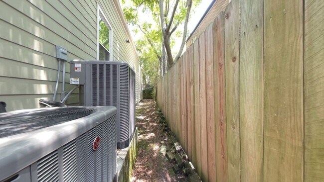 Building Photo - Well-Kept 2-Bedroom, 1-Bath Home in a Desi...