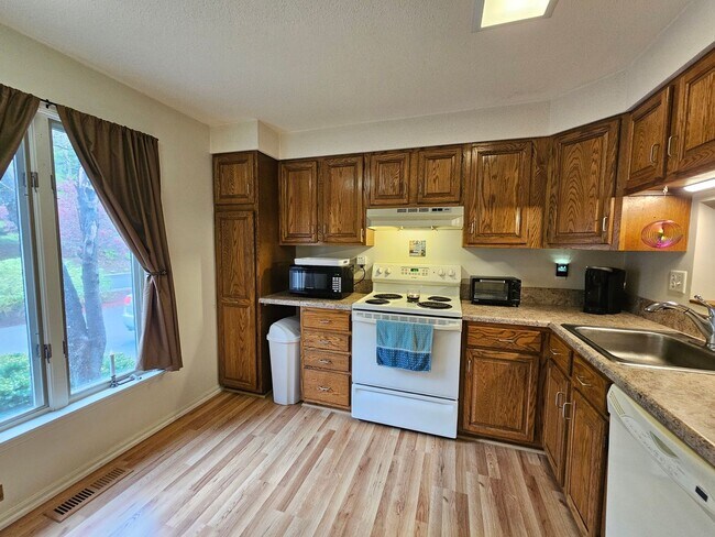 Building Photo - 1 Bedroom, 1.5 Bath Quarry Townhouse