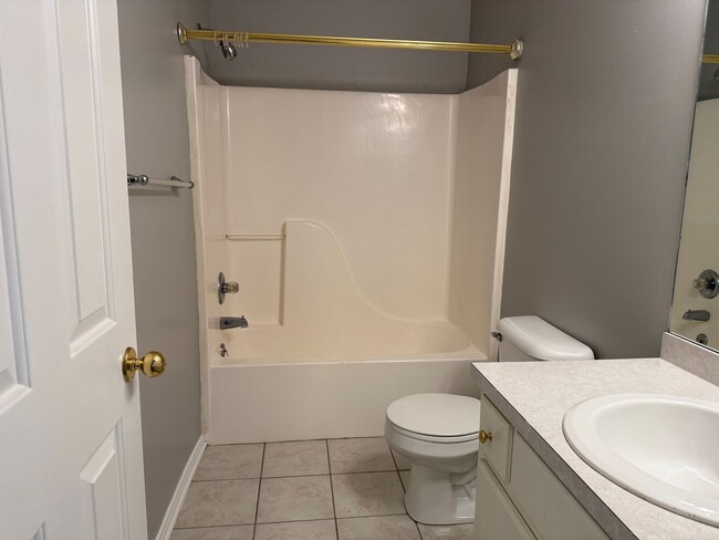 Building Photo - 2 bedroom 1.5 bath townhouse