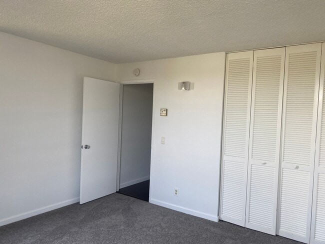 Building Photo - 2101 Shore Line Dr