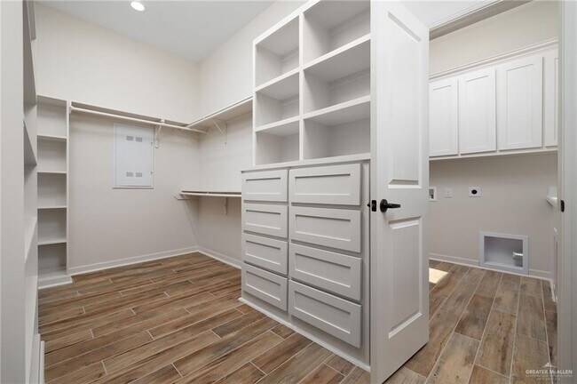 Building Photo - 33 E Silos Ave