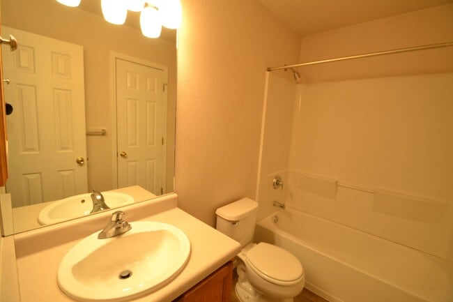 Building Photo - 2 Bed 1.5 Bath Briargate Townhome w/AC