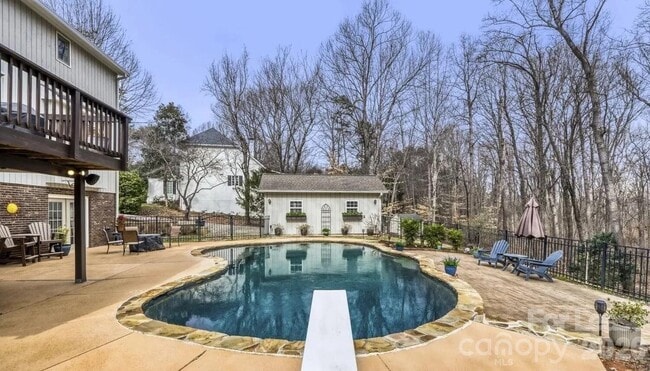 Building Photo - 120 Tall Oak Dr