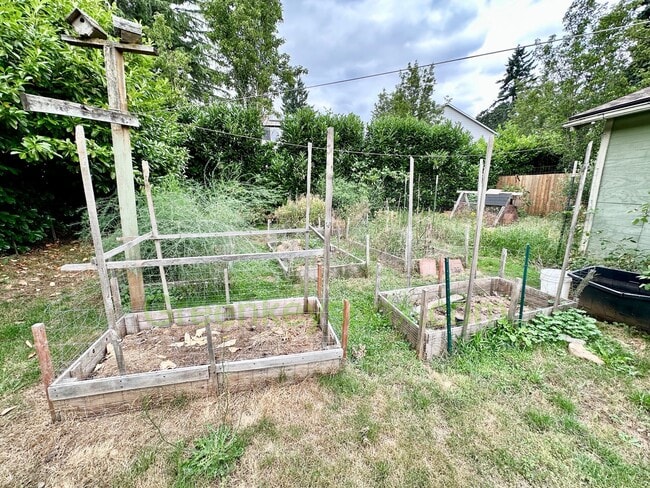 Building Photo - 2-Bedroom House with Fully Fenced Backyard...