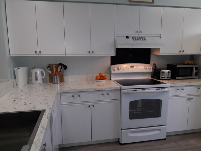 Building Photo - Short term, turnkey furnished, 2 bedroom, 2 bathroom condo in convenient Bradenton location.