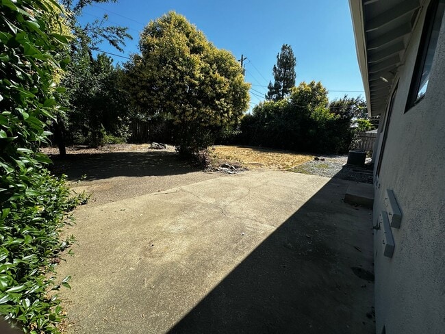 Building Photo - South Redding Home