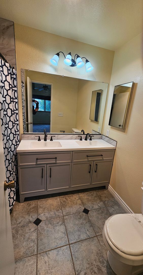 Building Photo - Centrally Located Simi 2 Bed 2 Bath Condo....