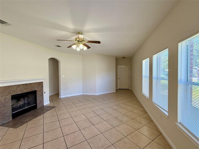 Building Photo - 702 Estancia Way