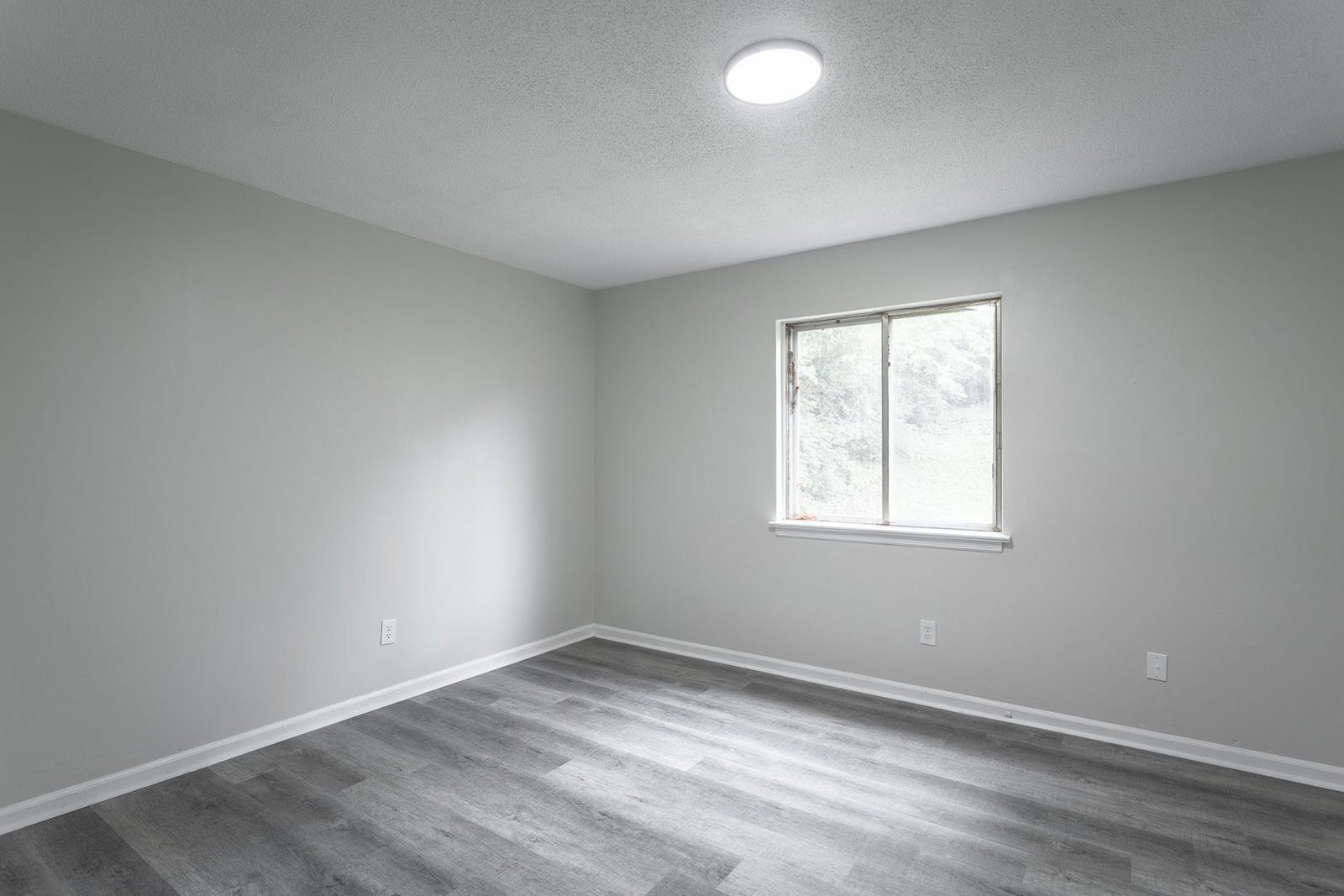 Building Photo - 833 Sylvan Dr