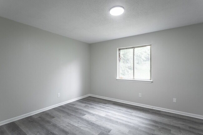 Building Photo - 833 Sylvan Dr