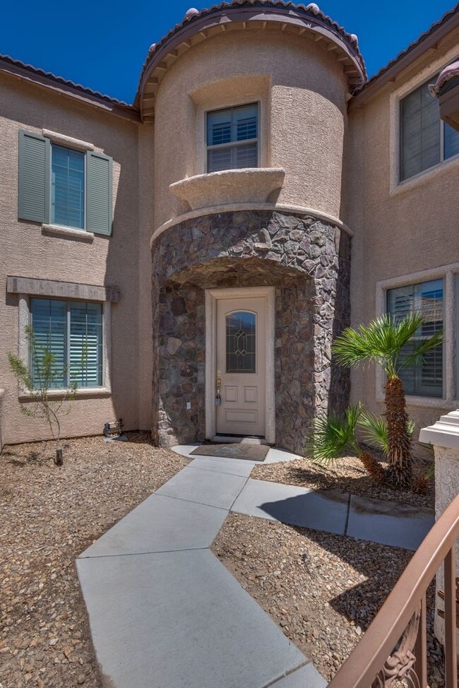 Building Photo - Elegant 4-Bedroom Home with Spa, Balcony &...