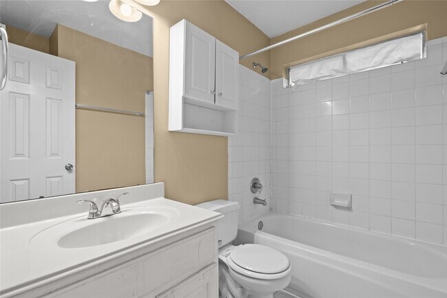 Building Photo - 17819 Scenic Oaks Dr