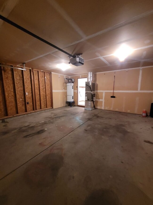 Building Photo - NOVEMBER RENT FREE - 4 Bedroom House in Ep...