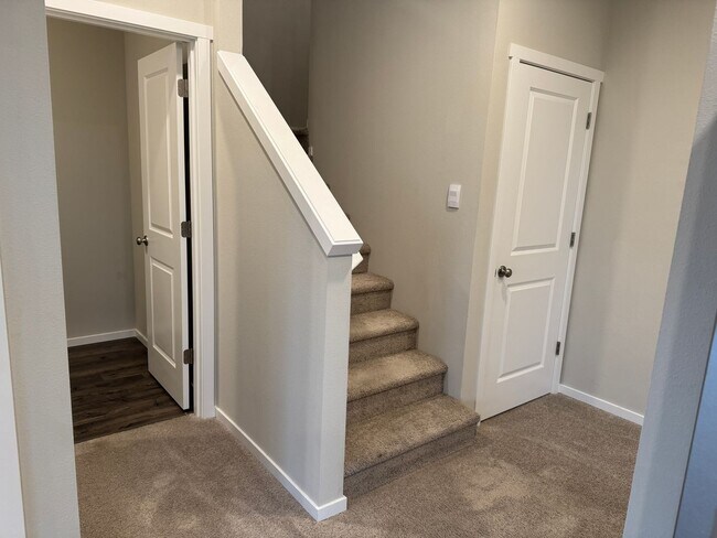 Building Photo - 4 Bed 2.5 Bath Home with Community Amenities