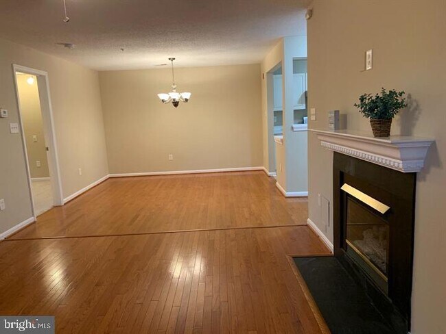 Building Photo - 10010 Vanderbilt Cir