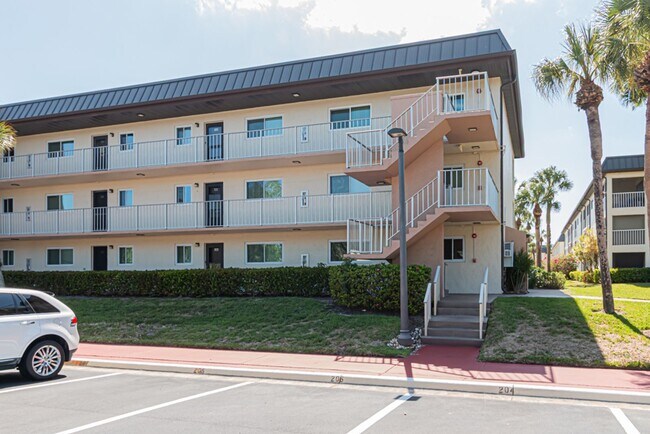 Building Photo - 1022 Manatee Rd