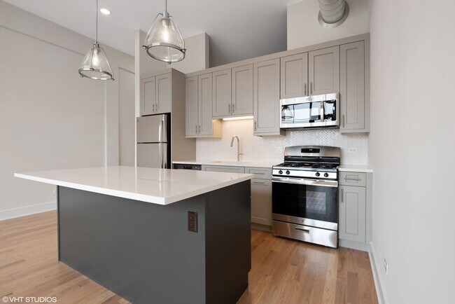Building Photo - Top Floor 1 Bed 1 Bath Pet Friendly New Co...