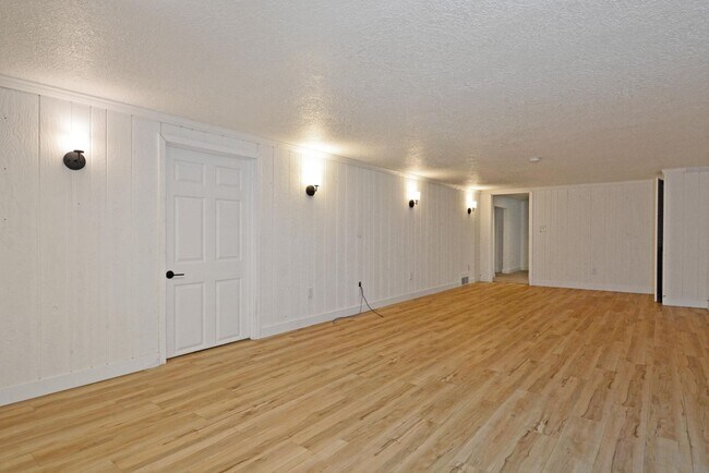 Building Photo - Spacious 4-Bed 1.5 Bath Home Available Now...