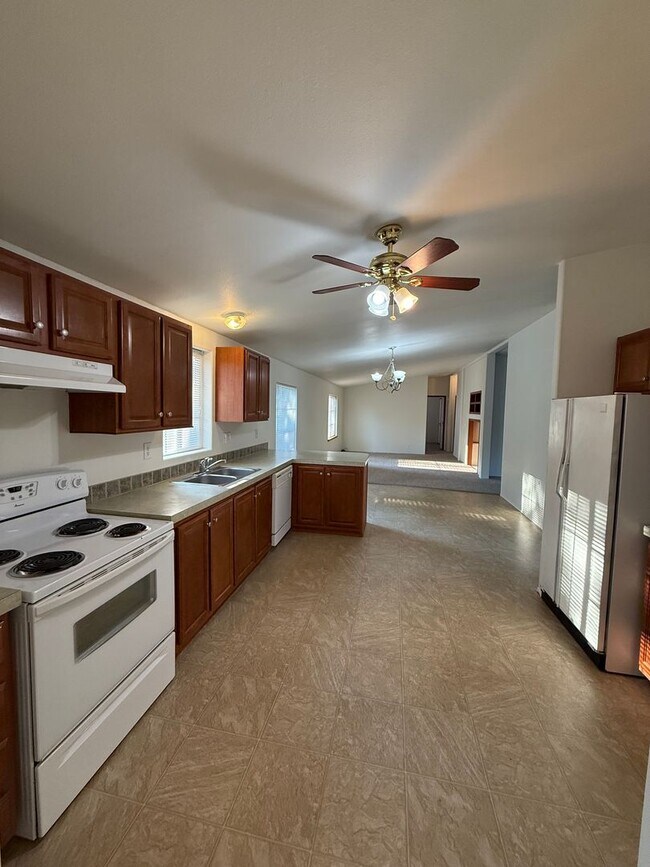 Building Photo - SPIRIT LAKE HOME (P#440)