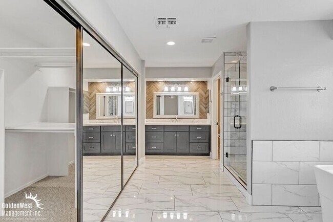Building Photo - Modern 3bdm 3ba Home with Stylish Upgrades