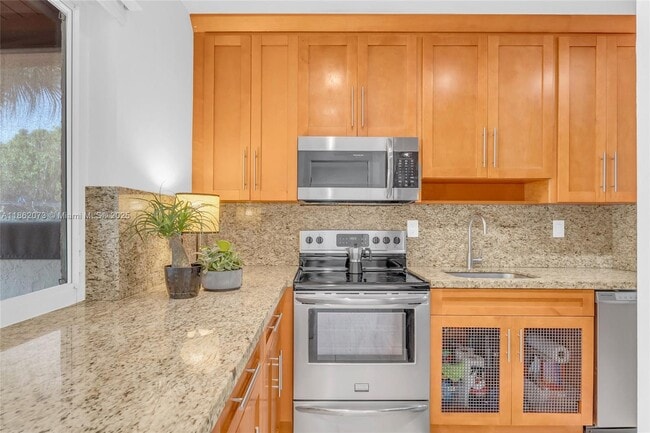 Building Photo - 9131 Fontainebleau Blvd