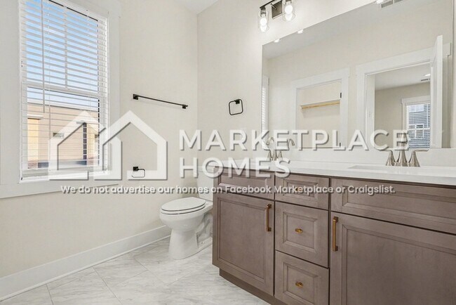 Building Photo - 1034 E Trinity Ln