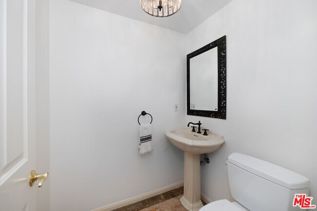 Building Photo - 930 N Doheny Dr