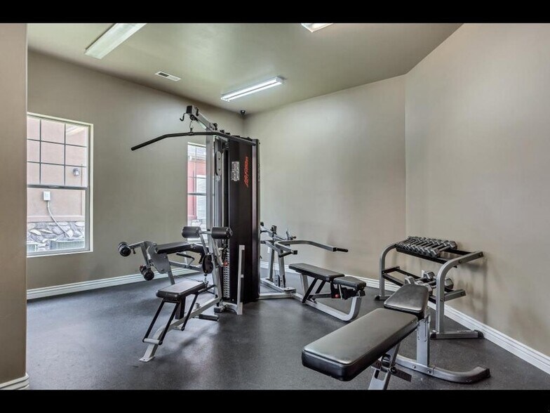 Building Photo - 986 W 270 S