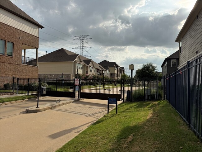 Building Photo - 18225 Crystal Knoll Dr