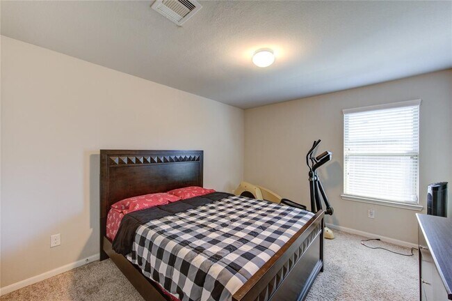 Building Photo - 9011 Hemlock Dr