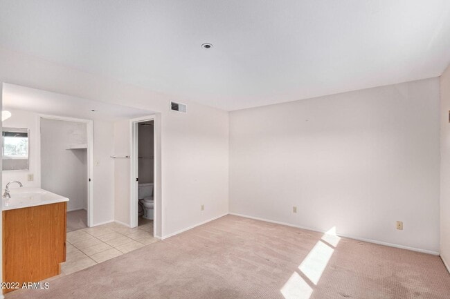 Building Photo - Charming 2 Bed 2 Bath Townhome near Downto...
