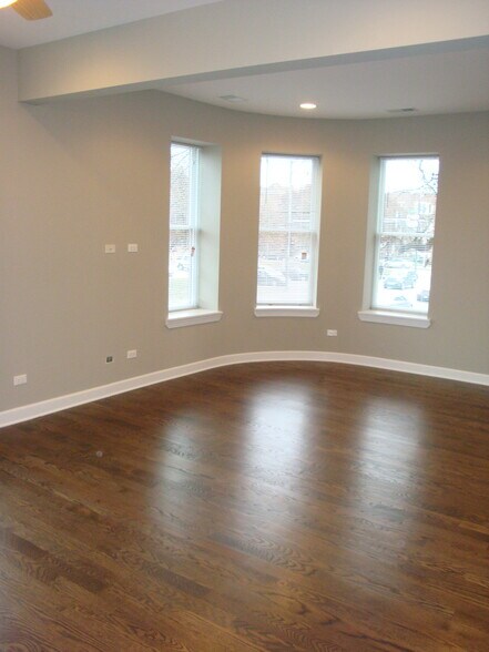 Living room - 2800 W Logan Blvd