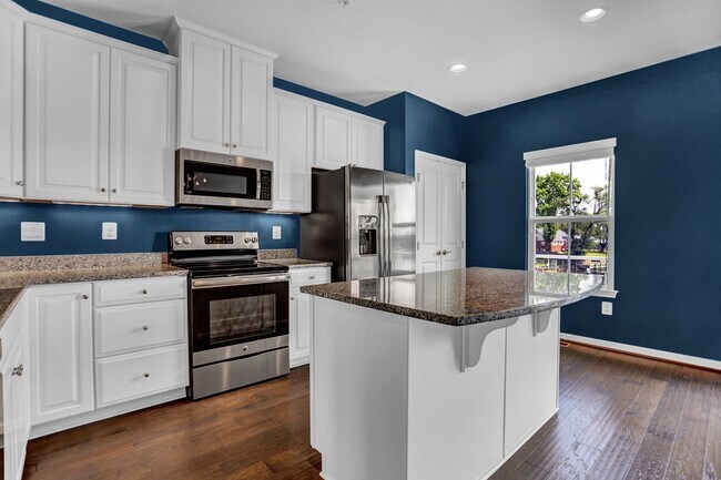Building Photo - Stunning Townhome with Water Views!
