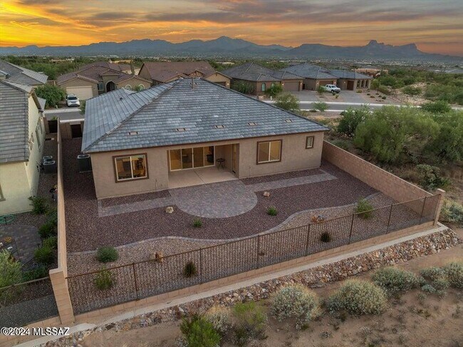 Building Photo - 10623 N Iron Peak Dr