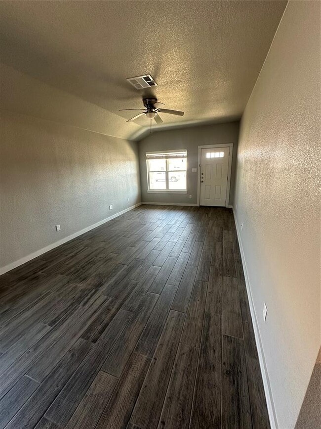 Building Photo - 3102 B Stonewall Dr