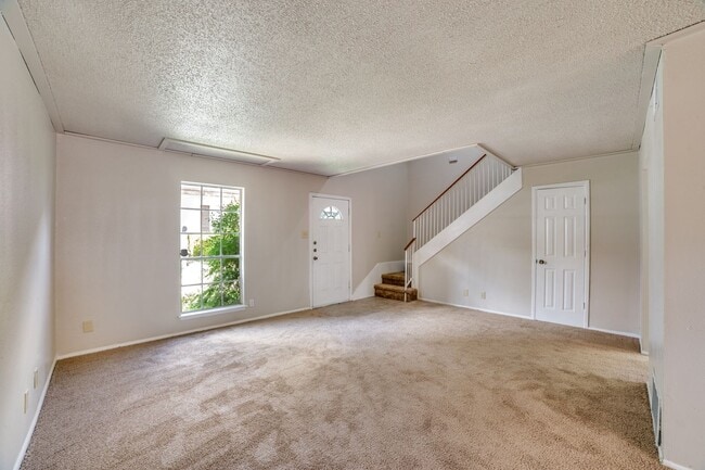 Building Photo - Charming 2-bedroom, 1.5 bath townhome in t...