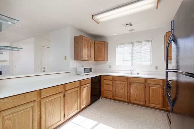 Building Photo - CENTRAL 2 BED, 2 BATH CONDO BLOCKS FROM UNLV