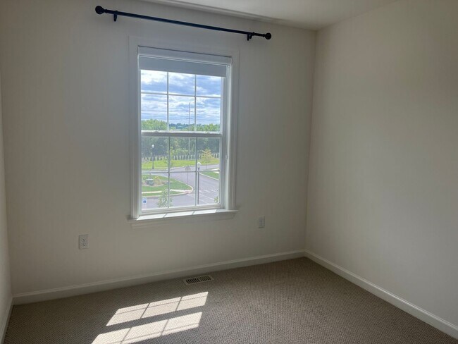 Building Photo - Stunning 3 Bedroom 2.5 Bathroom