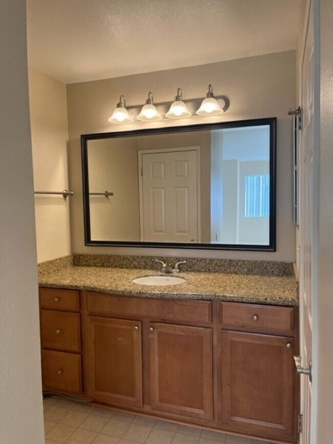 Building Photo - Cozy 1bed 1 bath with in-unit Washer and D...