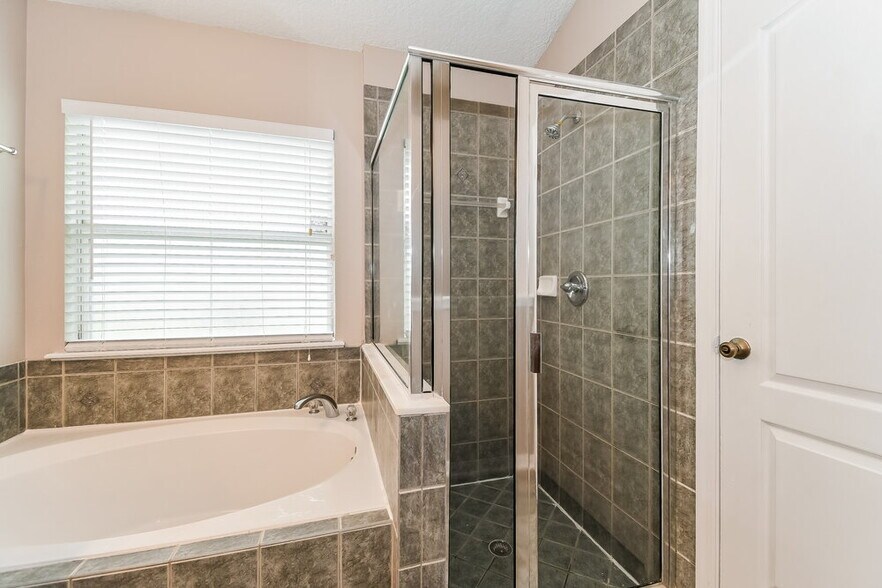 Building Photo - 10189 Carriage House Ct