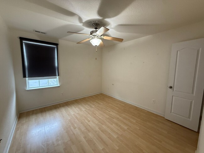 Building Photo - WELL MAINTAINED 4 BEDROOM 2.5 BATHROOM HOME