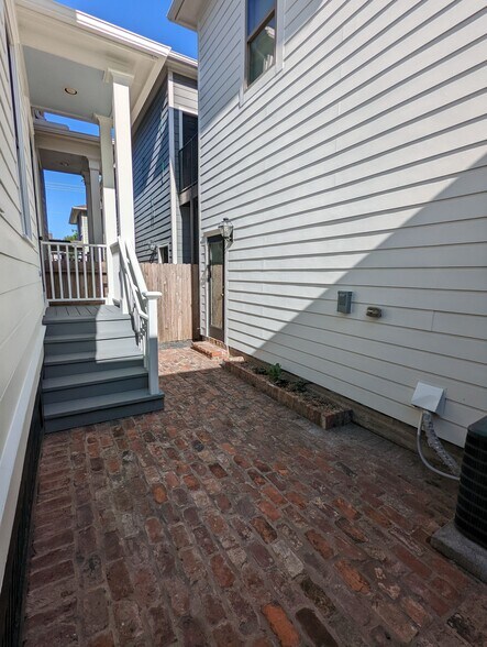 Building Photo - 722 E 29th St