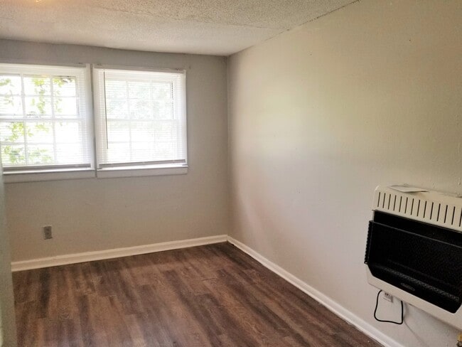 Building Photo - CHARMING TWO BEDROOM HOME MOVE-IN READY!!!