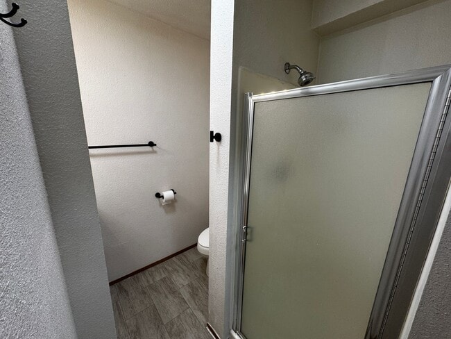 Building Photo - Charming Updated 2-Bed, 2.5-Bath Condo in Bremerton