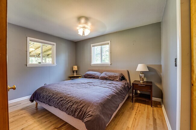Building Photo - 4 bed, 2 bath Ranch Home near City Park W/ Finished Bsmt & Fenced Yard!